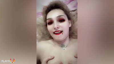 Ivan Helsing scopa duramente un vampire sexy è vene nantu à u so culo